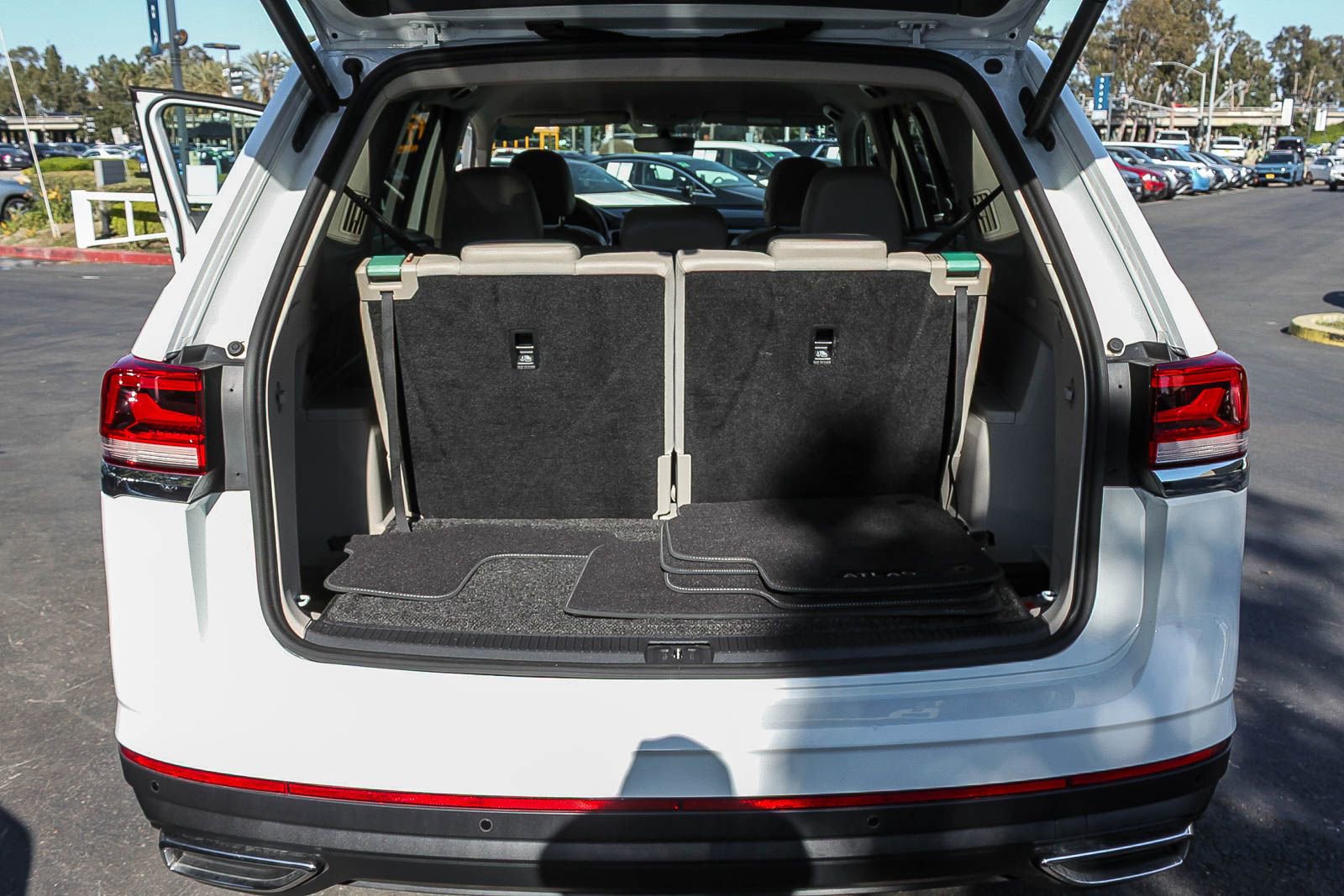 Certified 2023 Volkswagen Atlas SE w/ Black Wheel Package image 27