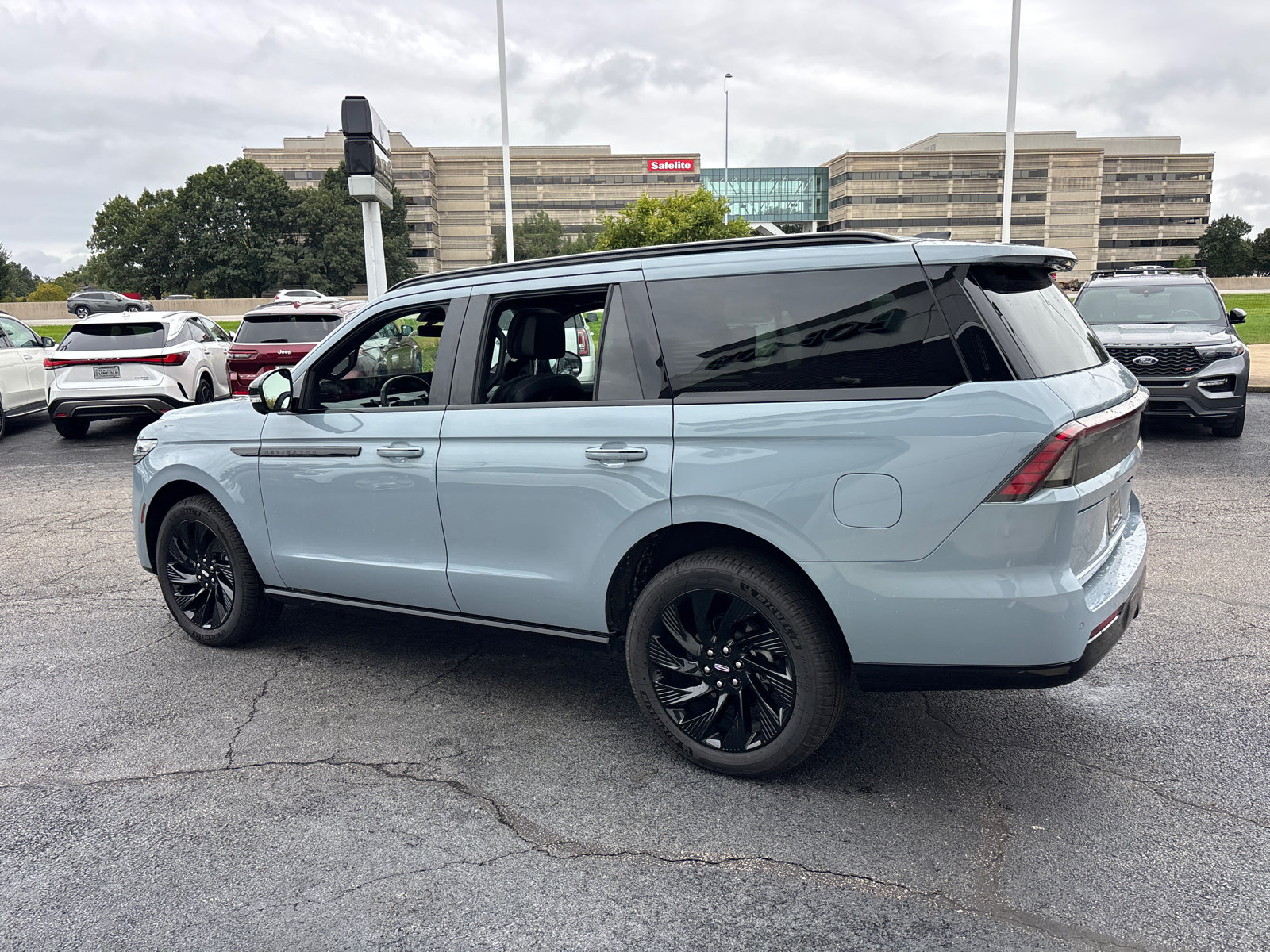 New 2026 Lincoln Navigator Reserve w/ Jet Appearance Package AWD/4WD image 5