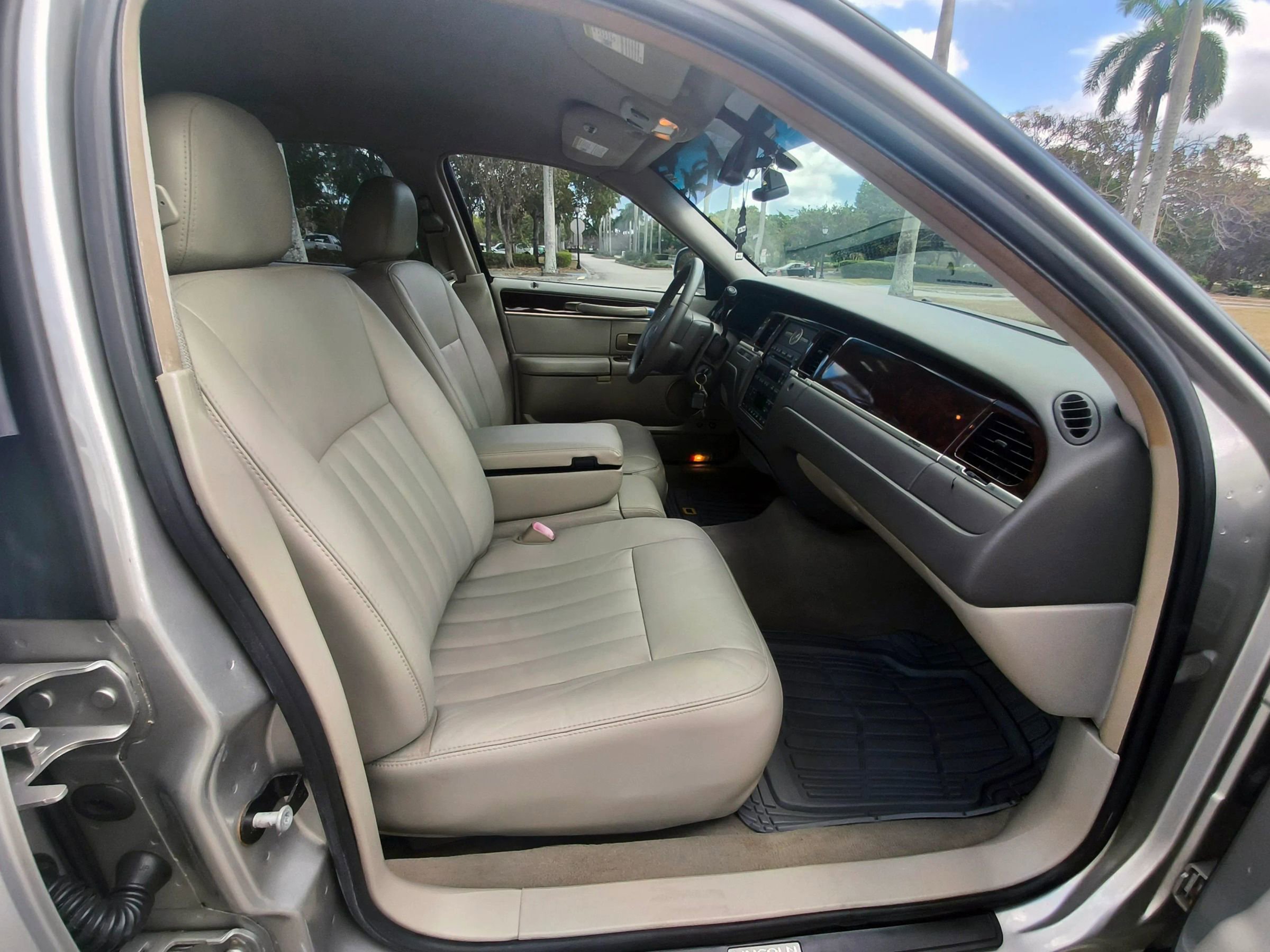 Used 2006 Lincoln Town Car Signature image 35