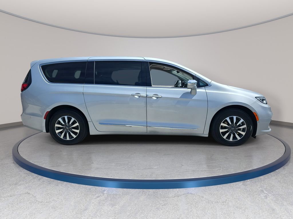Used 2022 Chrysler Pacifica Limited FWD image 5
