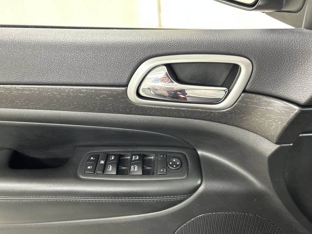 Used 2018 Jeep Grand Cherokee Laredo AWD/4WD image 11