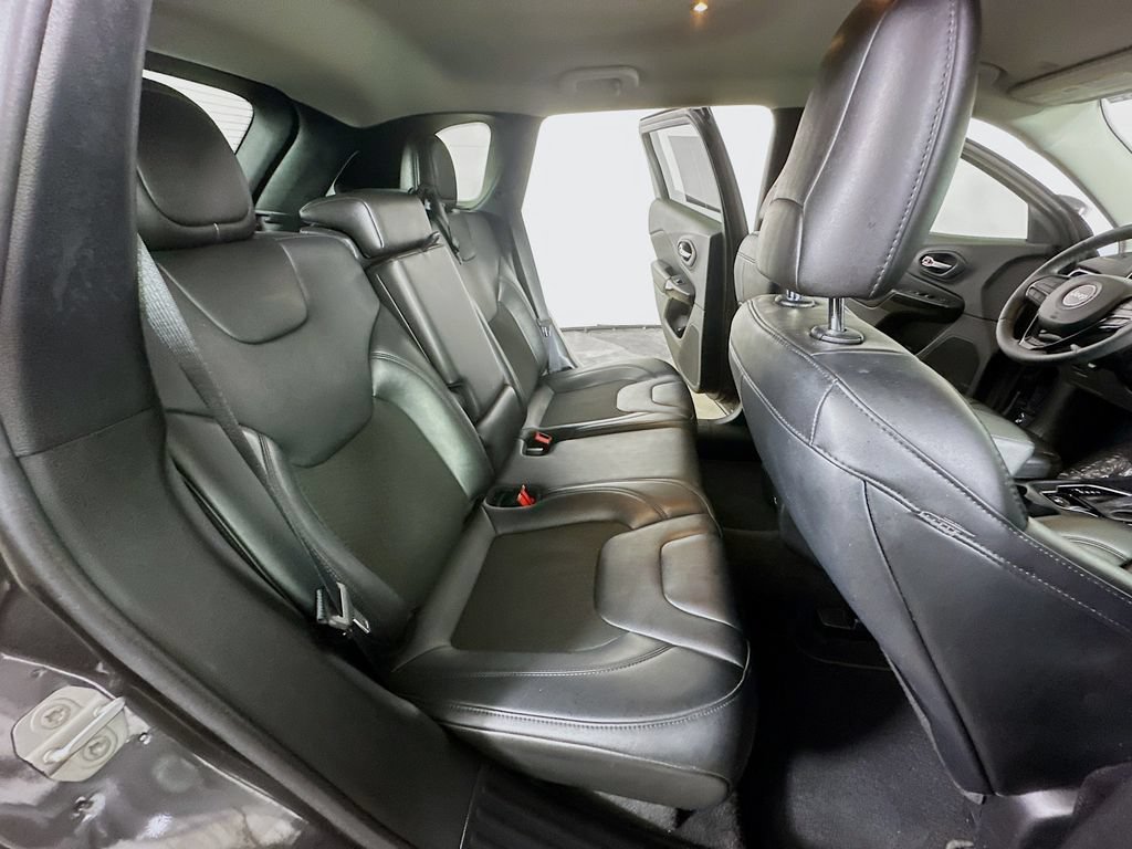Used 2021 Jeep Cherokee Latitude Plus FWD image 12