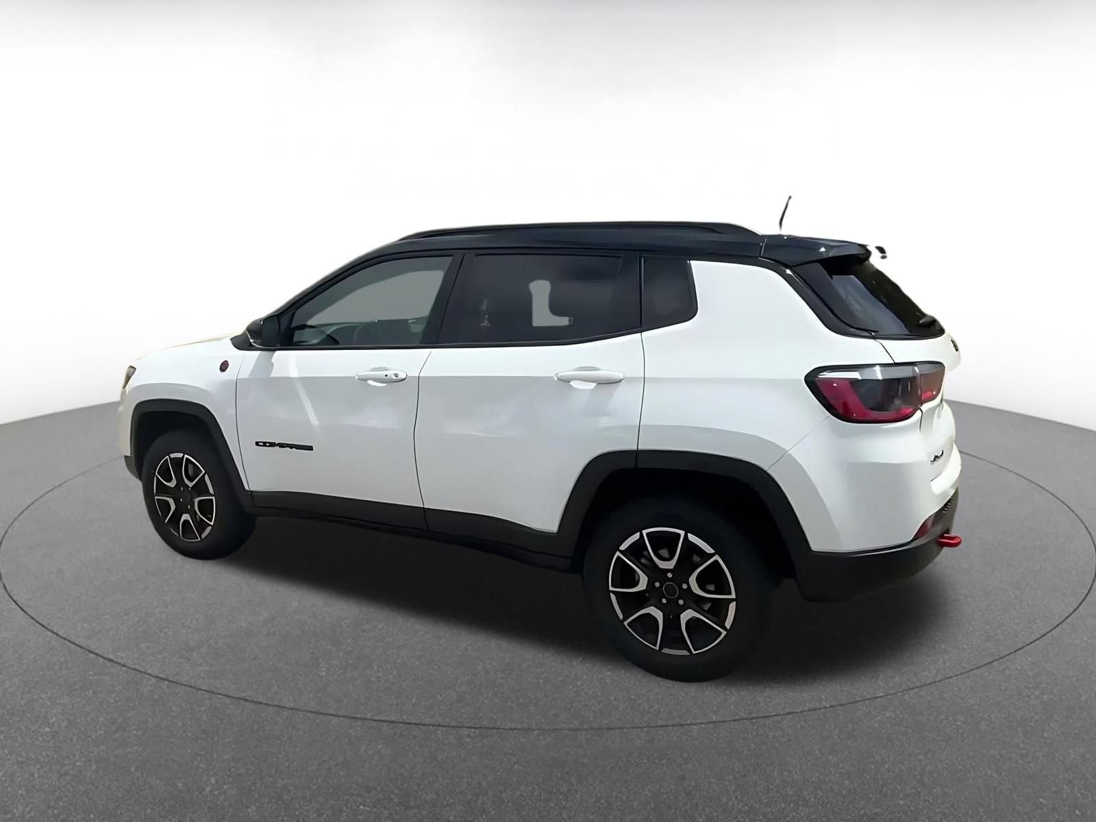 Used 2025 Jeep Compass Trailhawk AWD/4WD image 9