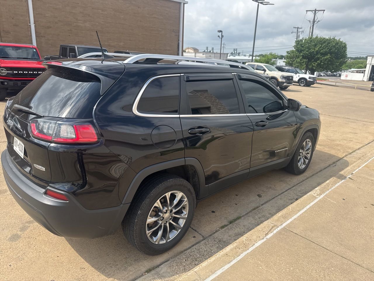 Used 2019 Jeep Cherokee Latitude Plus image 4