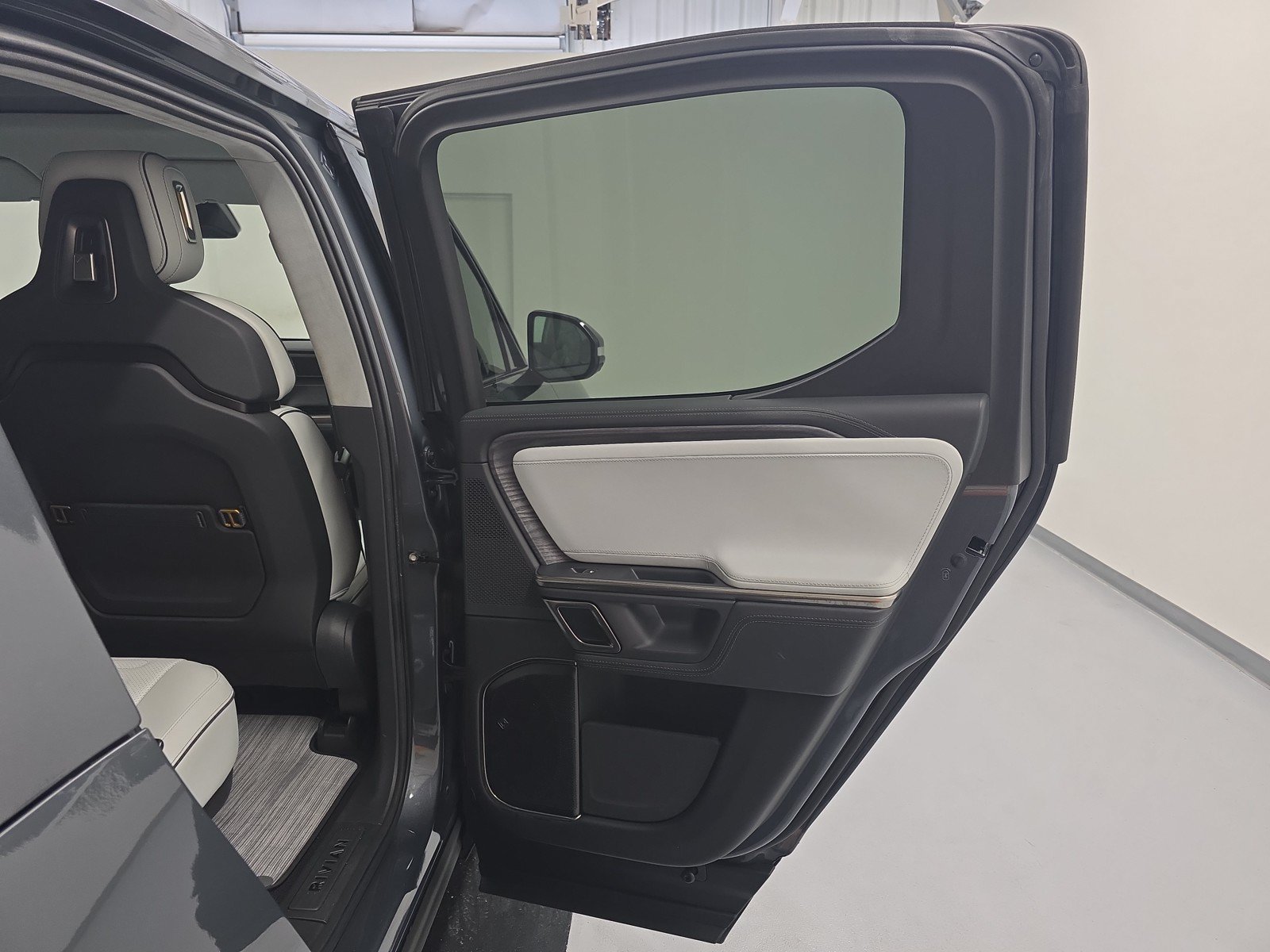 Used 2024 Rivian R1T Adventure AWD/4WD image 19