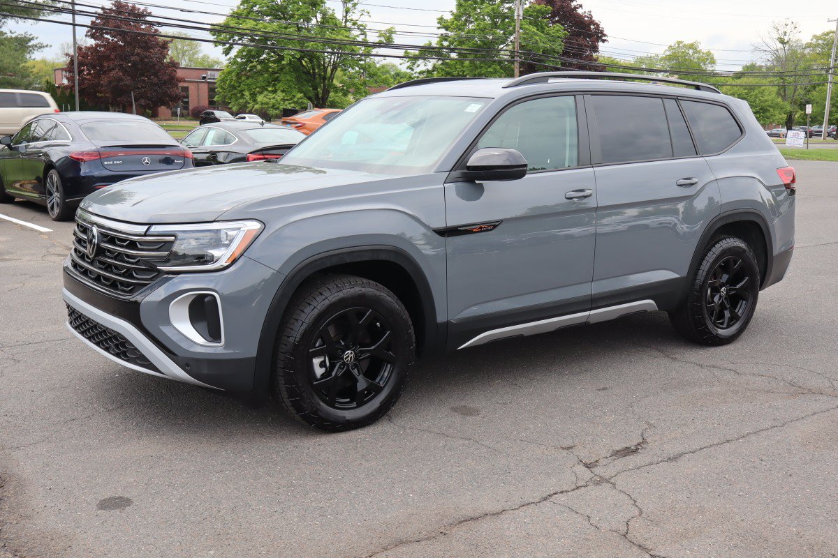 Used 2025 Volkswagen Atlas Peak Edition SE AWD/4WD image 2