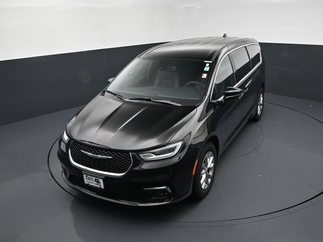 Certified 2025 Chrysler Pacifica Select AWD/4WD image 14