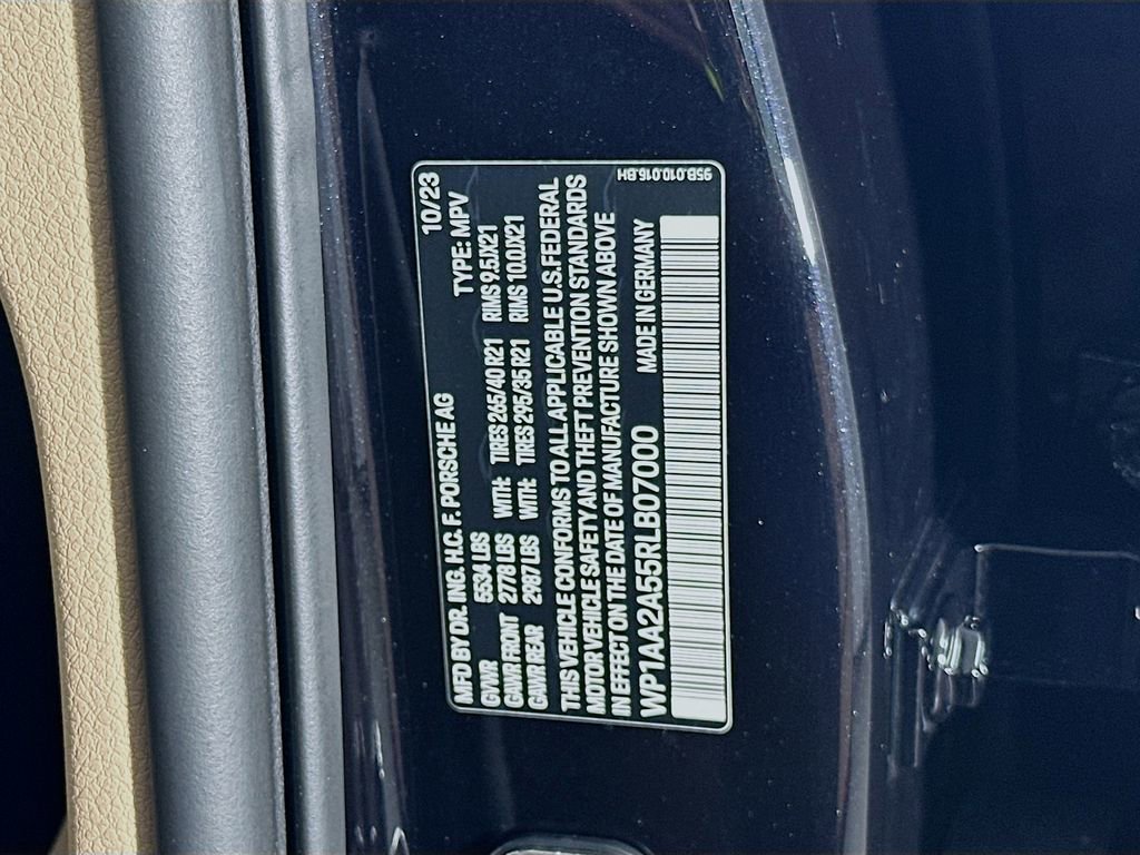 Certified 2024 Porsche Macan AWD/4WD image 36