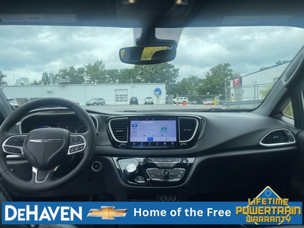 Used 2025 Chrysler Pacifica Select FWD image 20