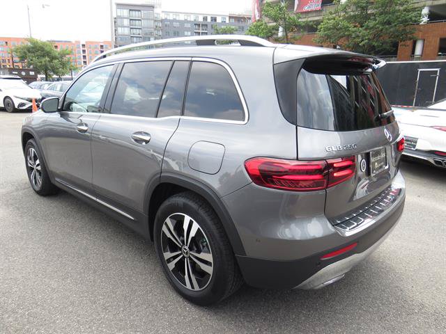 Used 2026 Mercedes-Benz GLB 250 4MATIC image 2