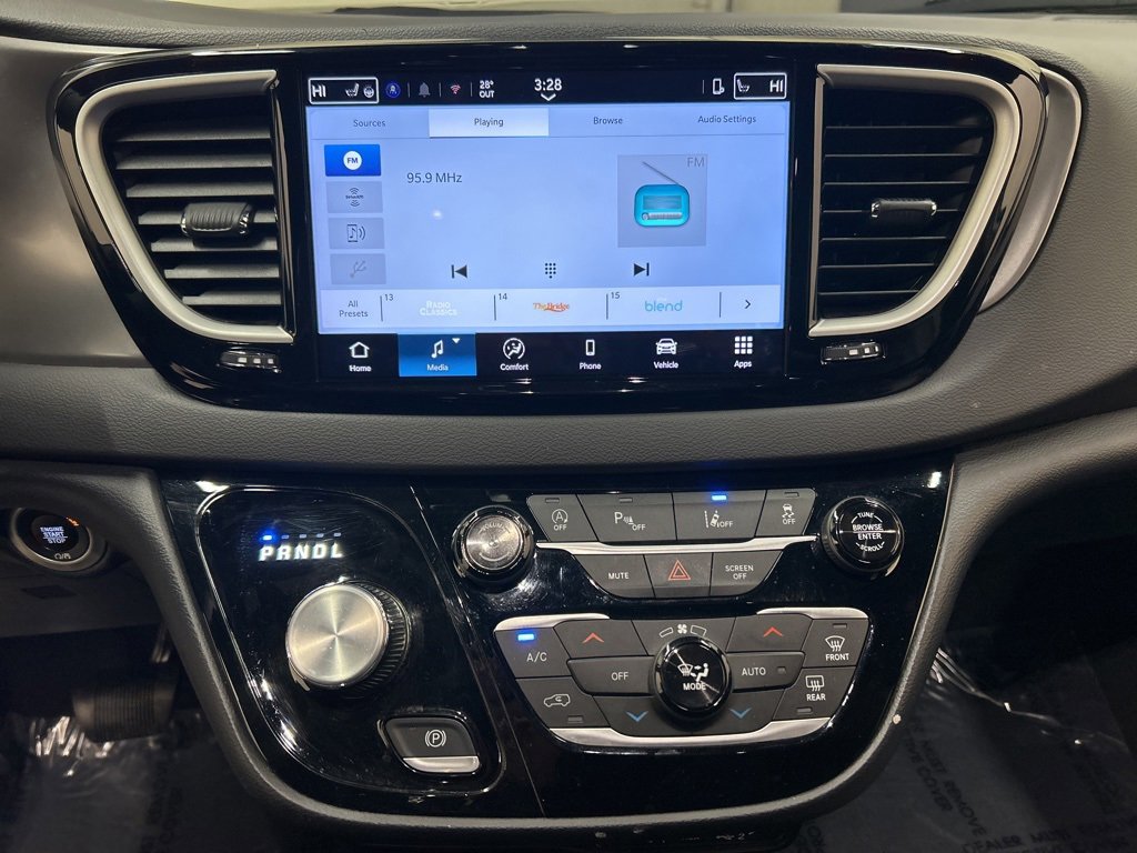 Used 2025 Chrysler Pacifica Select image 24