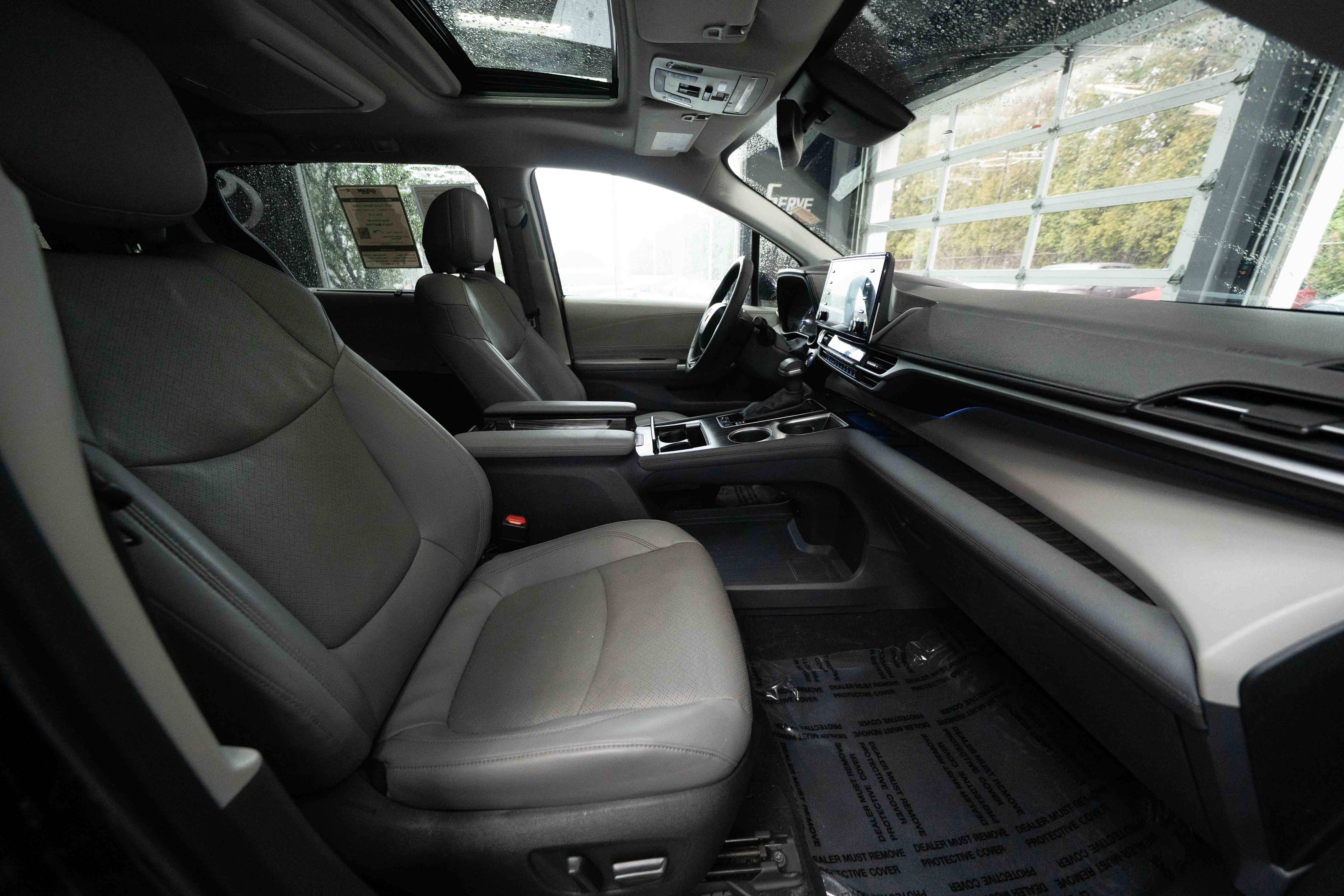 Used 2023 Toyota Sienna Limited image 28