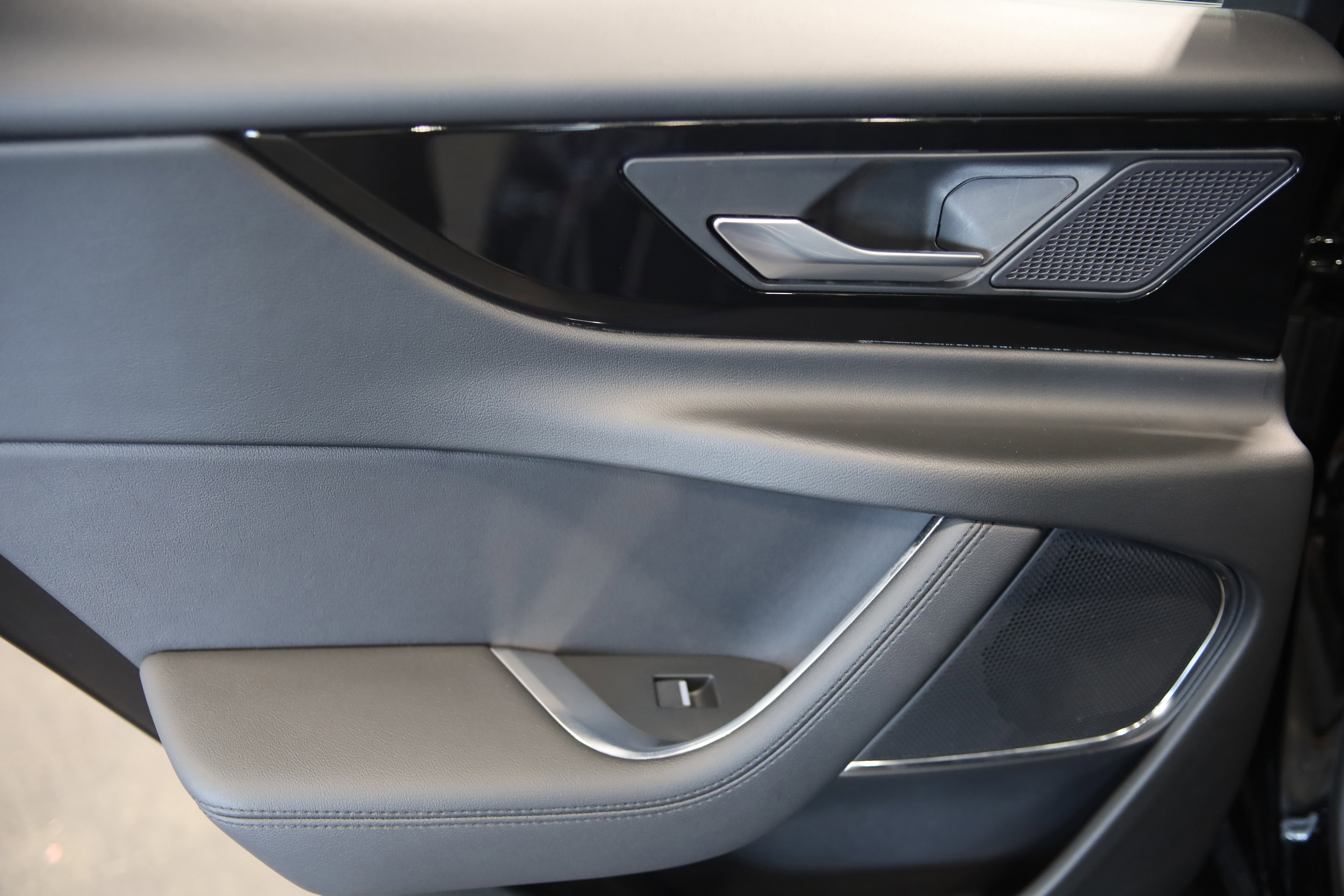 Used 2020 Jaguar XE S image 31