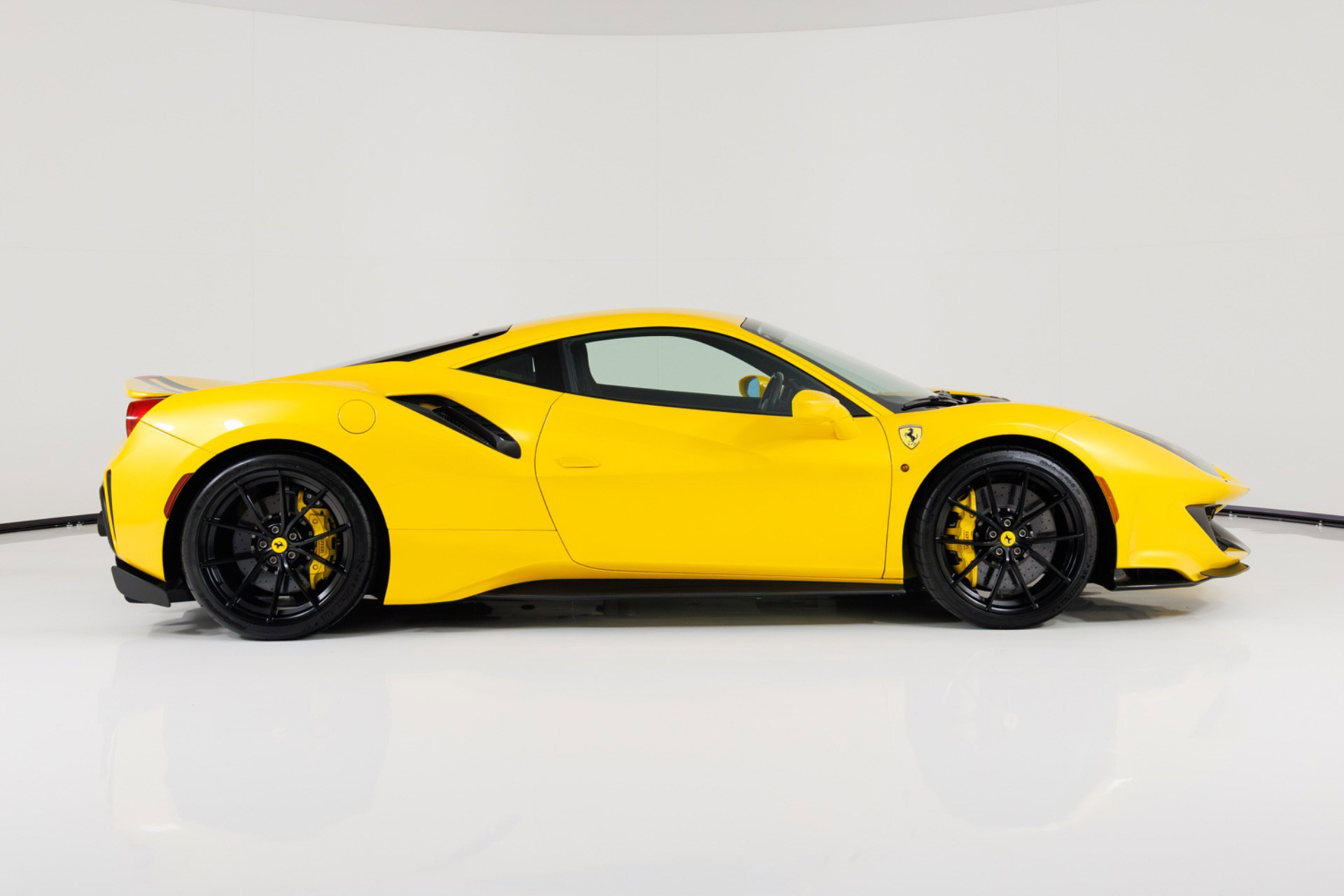 Used 2020 Ferrari 488 Pista image 2