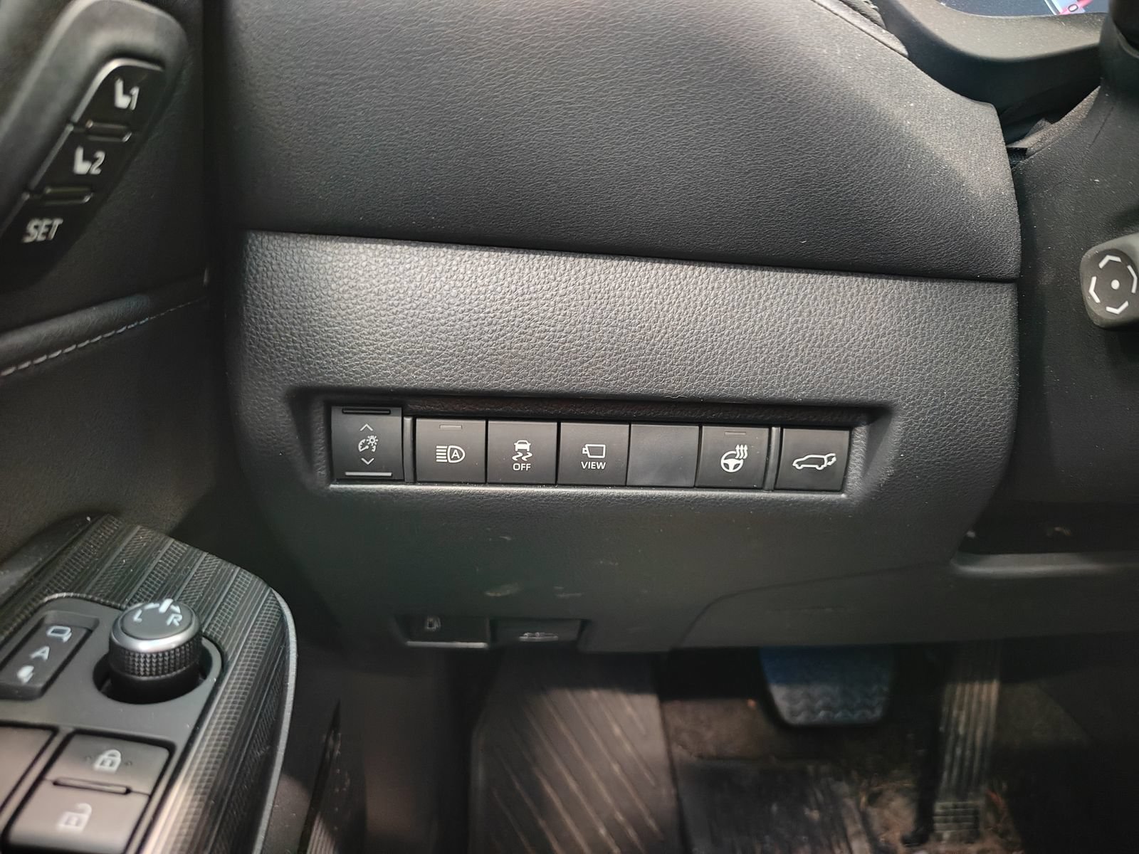 Used 2024 Toyota Venza Limited AWD/4WD image 9