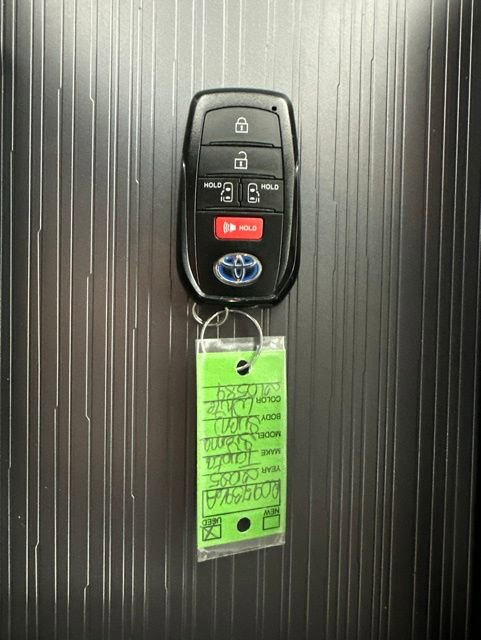 Used 2025 Toyota Sienna LE AWD/4WD image 31