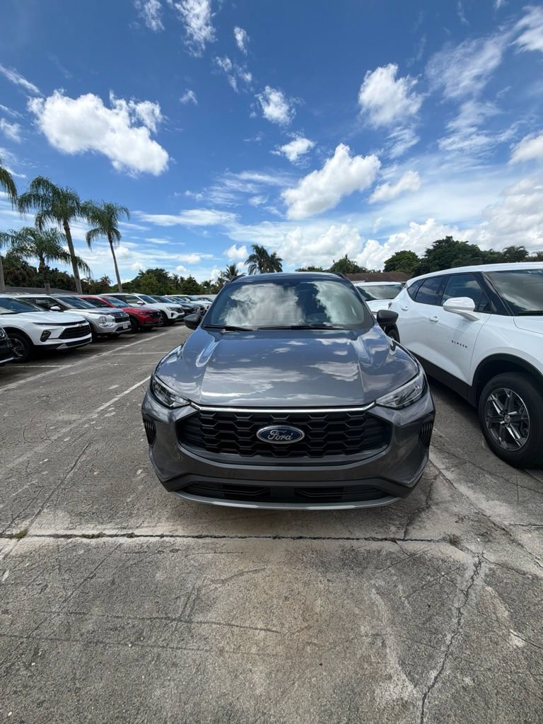 Used 2025 Ford Escape ST-Line AWD/4WD image 2