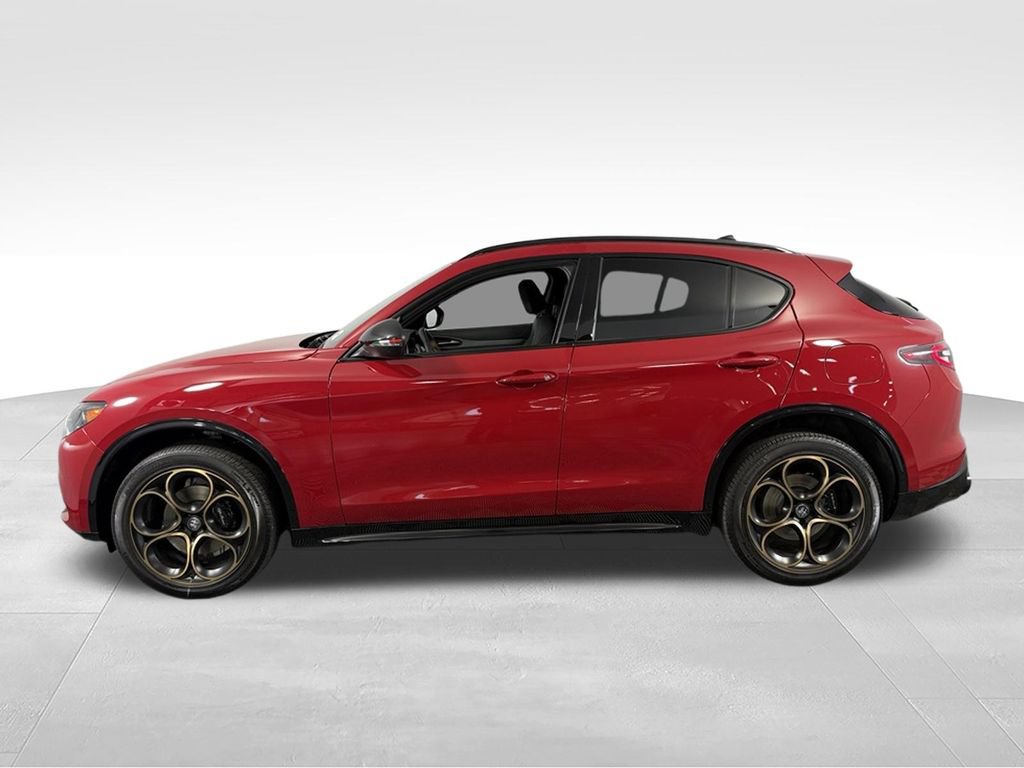 Used 2025 Alfa Romeo Stelvio Sprint AWD/4WD image 9