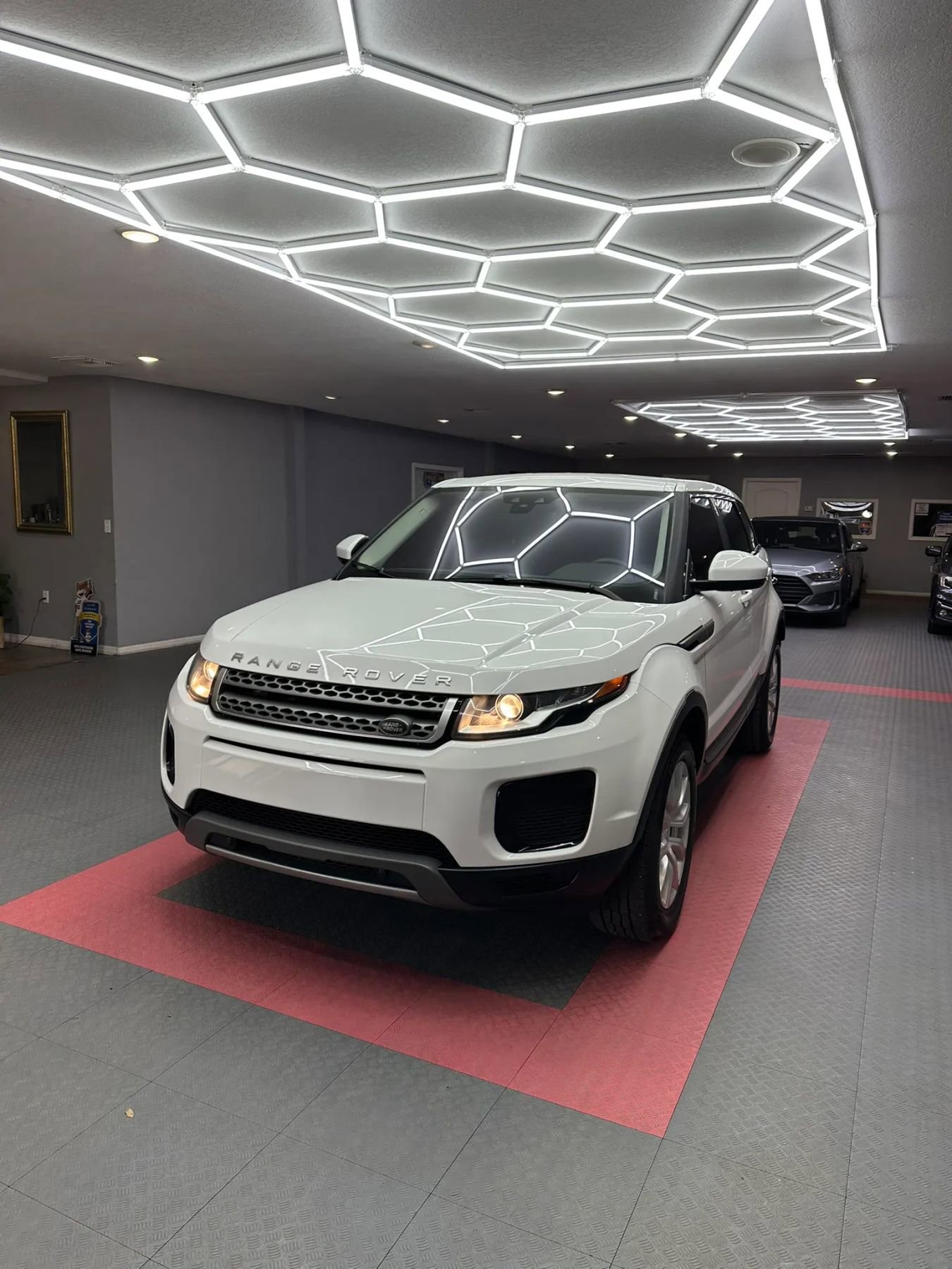 Used 2019 Land Rover Range Rover Evoque SE AWD/4WD image 2