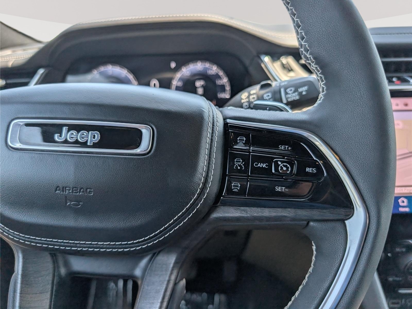 Used 2024 Jeep Grand Cherokee Overland w/ Luxury Tech Group IV AWD/4WD image 25