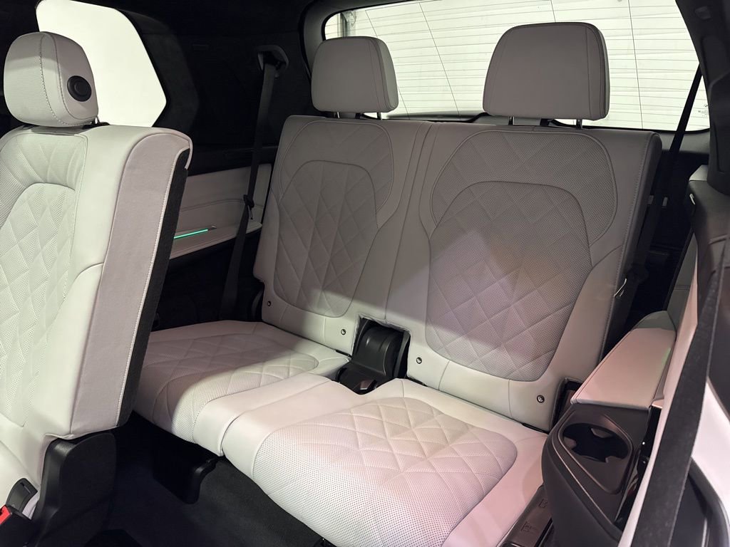 Used 2023 BMW X7 xDrive40i w/ M Sport Package image 33