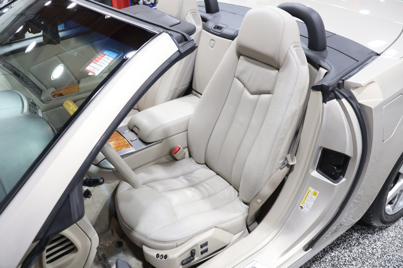 Used 2006 Cadillac XLR 2dr Convertible image 37