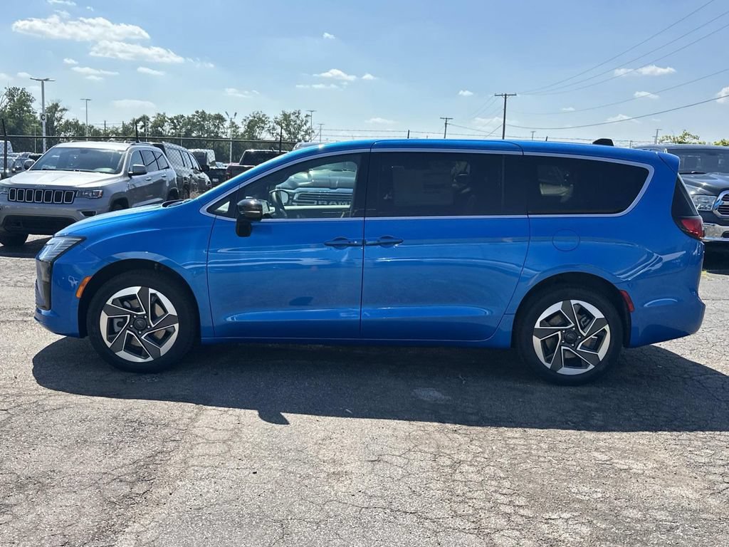 New 2027 Chrysler Pacifica Limited AWD/4WD image 5