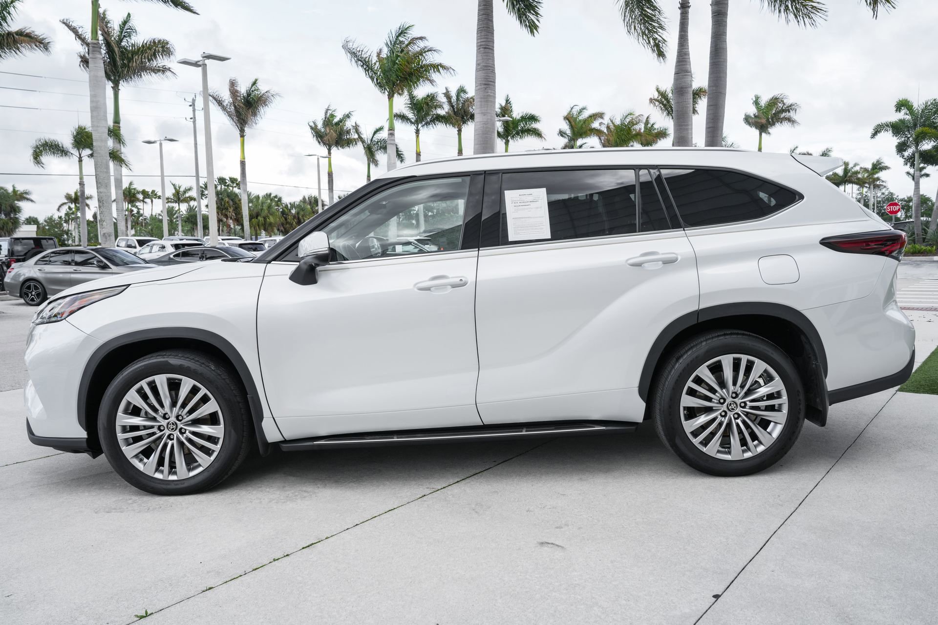 Used 2024 Toyota Highlander Platinum image 22