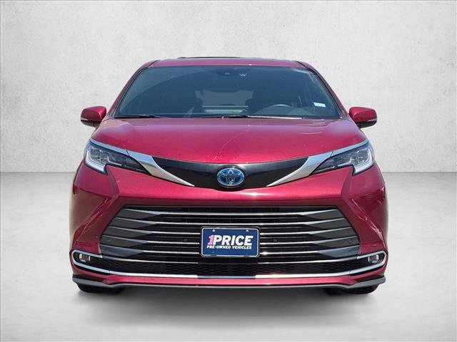 Used 2025 Toyota Sienna Limited FWD image 2