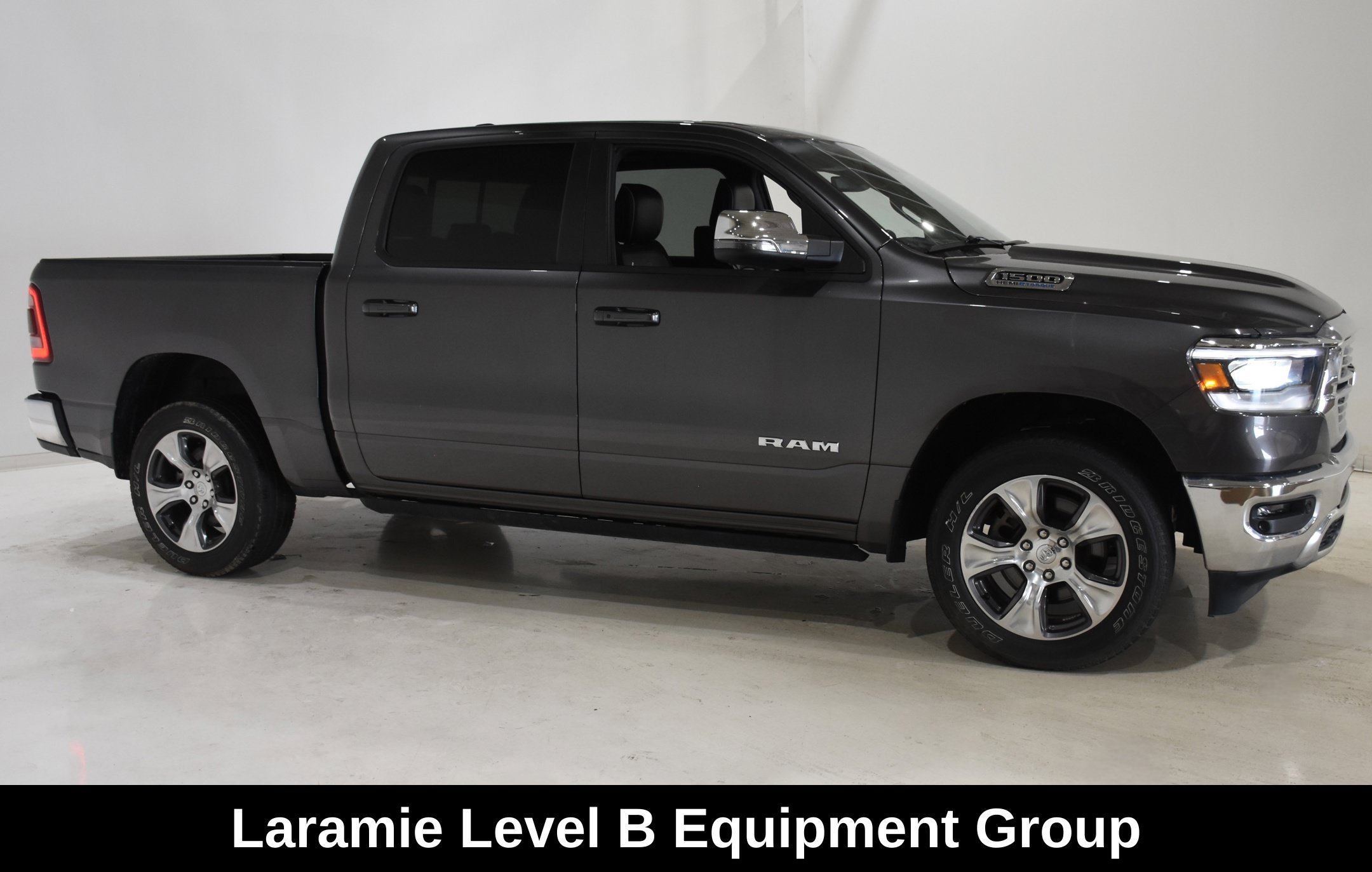 Used 2023 RAM 1500 Laramie AWD/4WD image 3