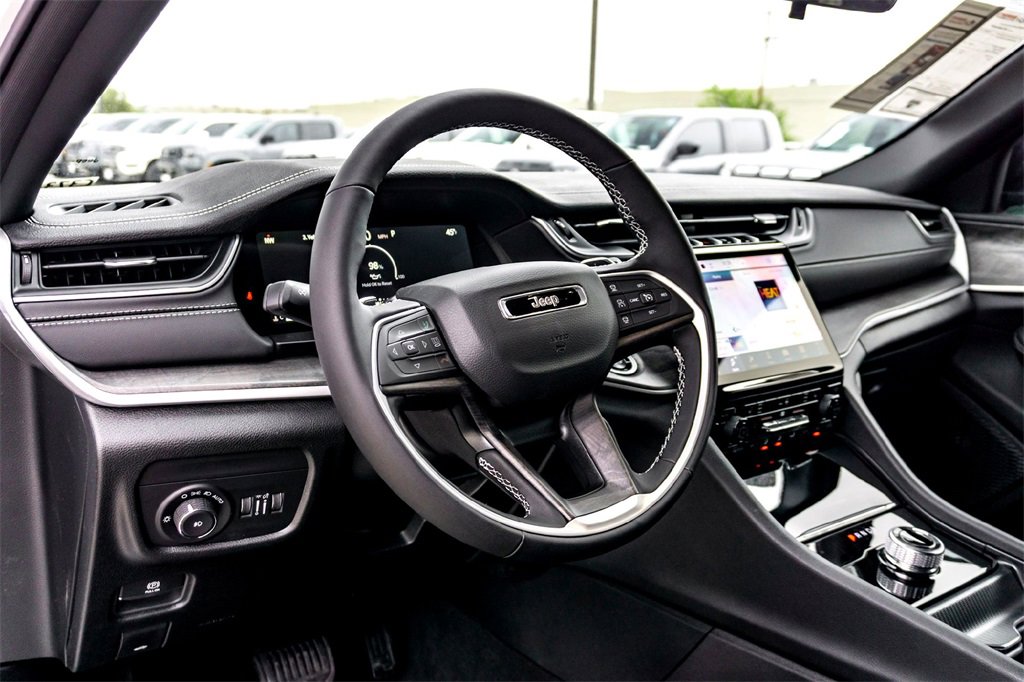 New 2025 Jeep Grand Cherokee Limited w/ Black Appearance Package image 11