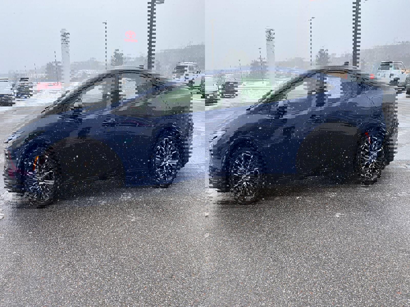 Used 2025 Toyota Prius XLE image 4