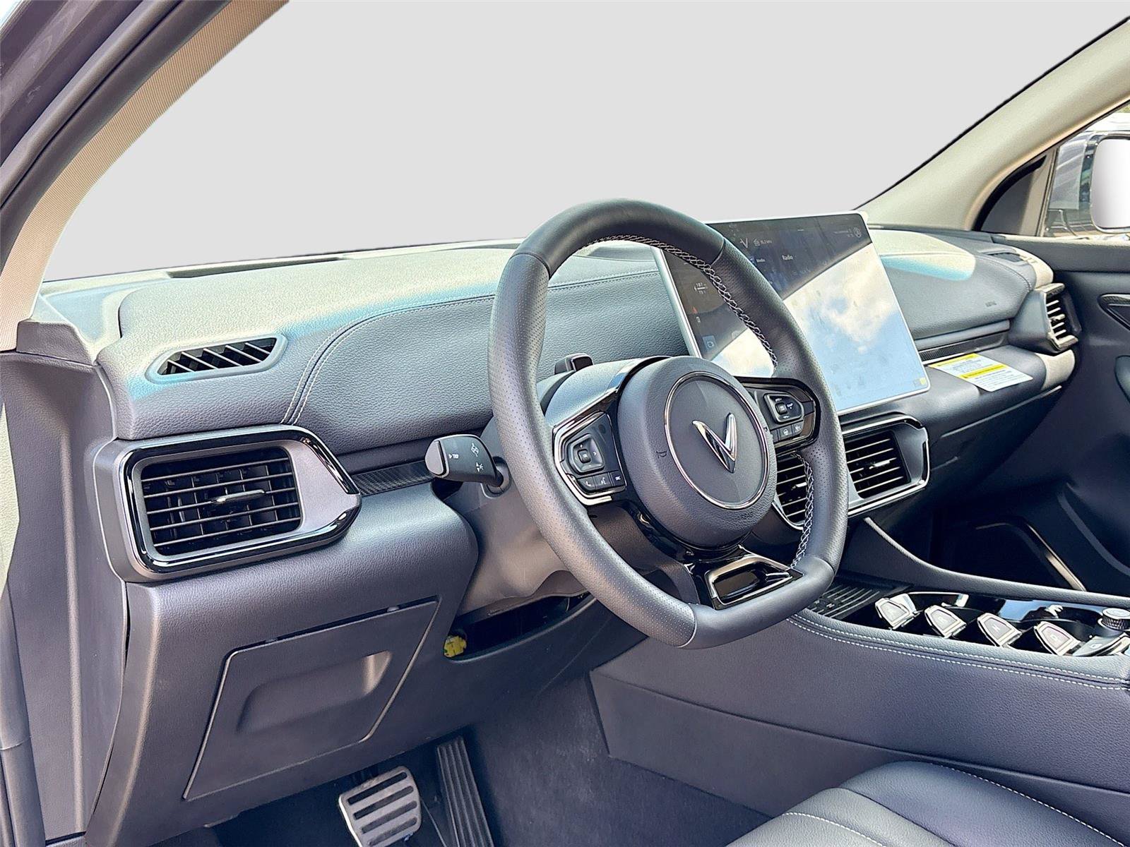 New 2025 VinFast VF 8 Eco AWD/4WD image 9