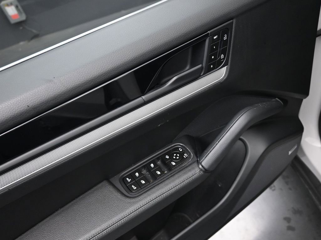 Used 2024 Porsche Cayenne S image 25
