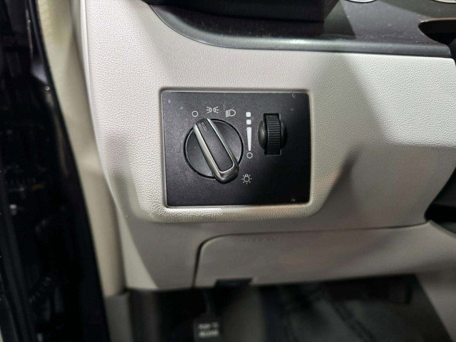 Used 2012 Volkswagen Routan S image 23