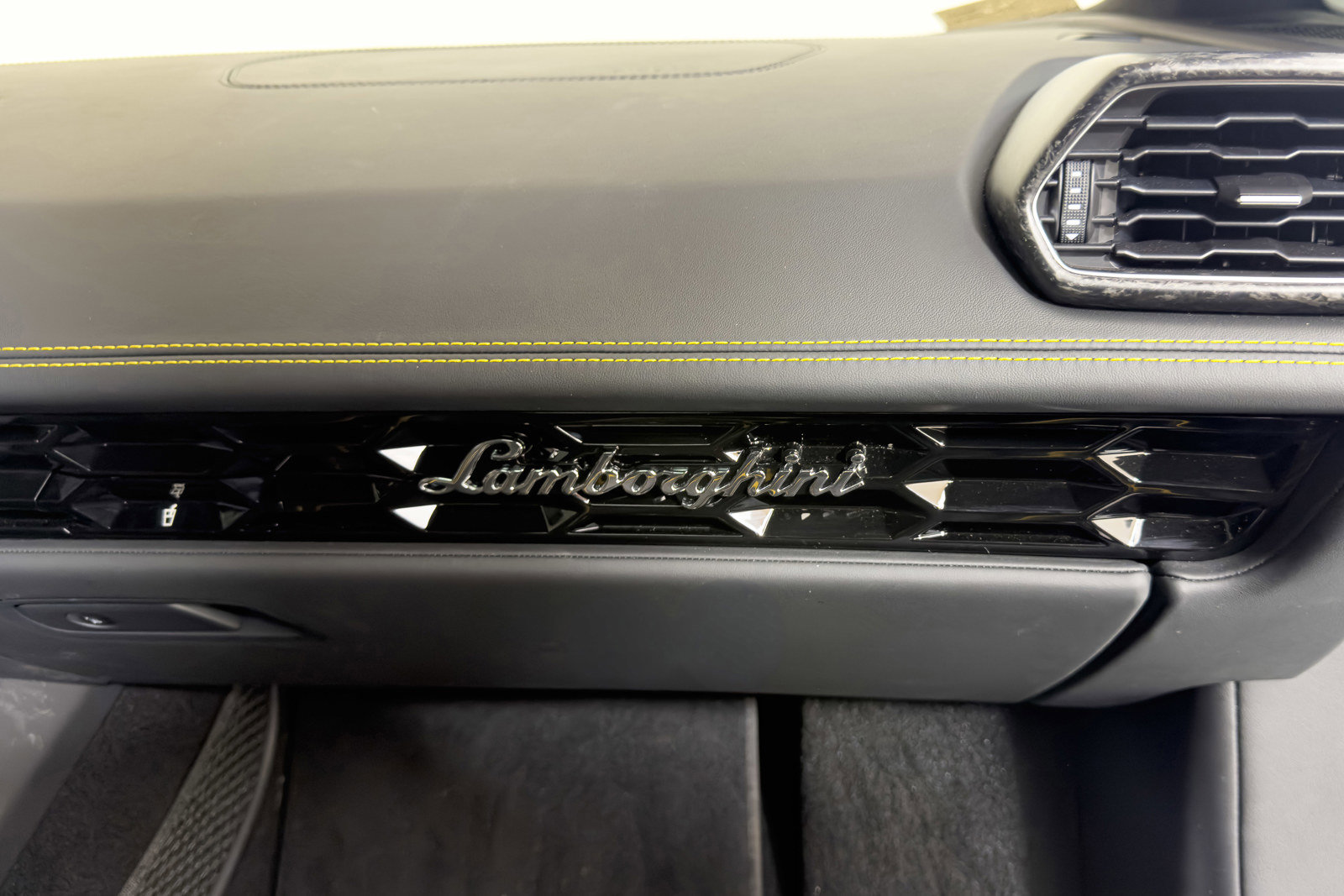 Used 2021 Lamborghini Huracan EVO image 31