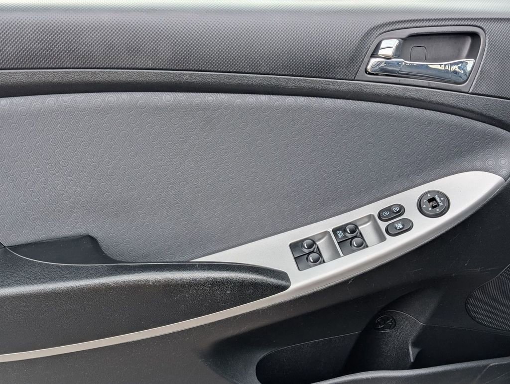 Used 2013 Hyundai Accent SE image 19