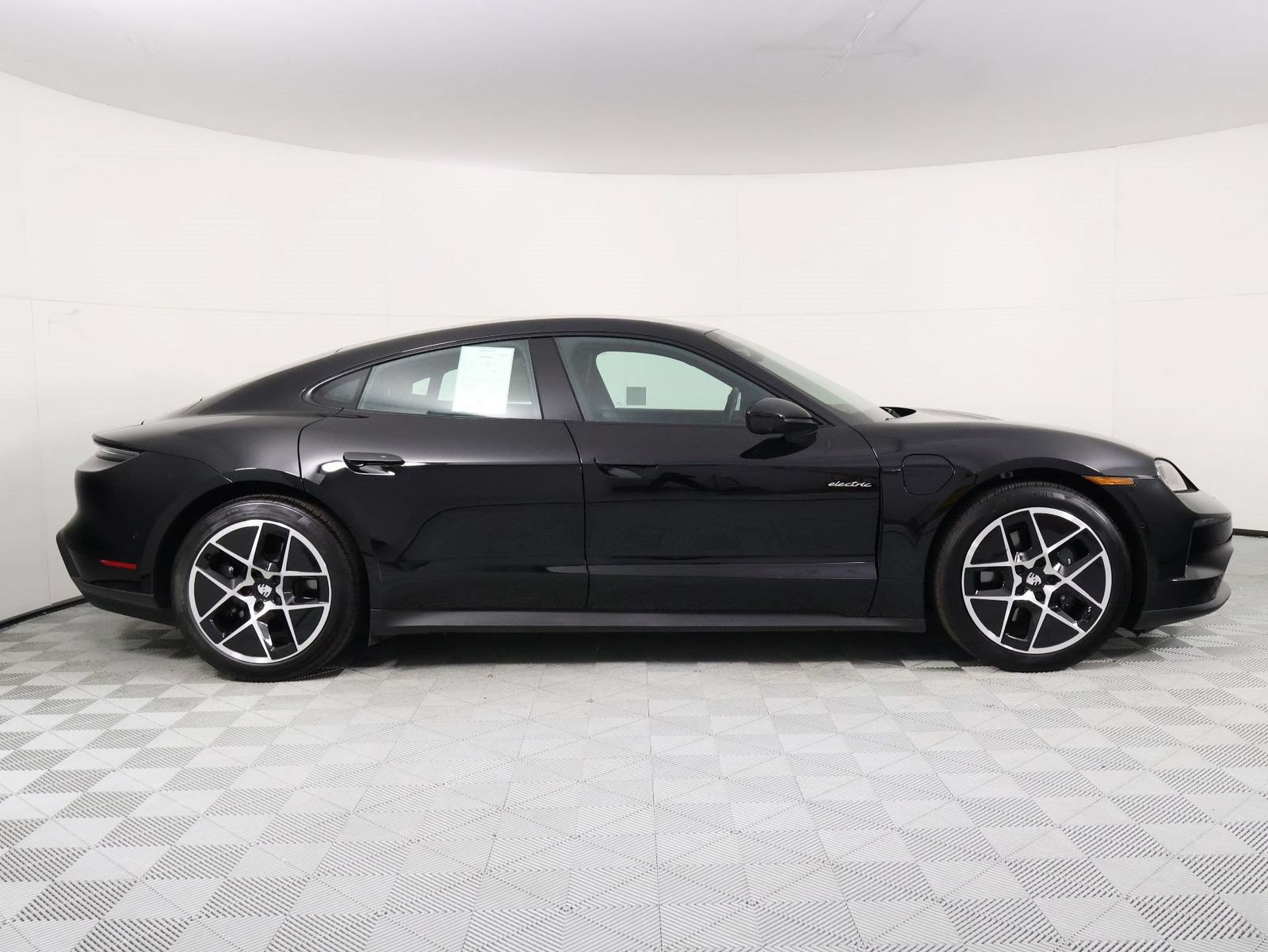 Certified 2026 Porsche Taycan AWD/4WD image 8