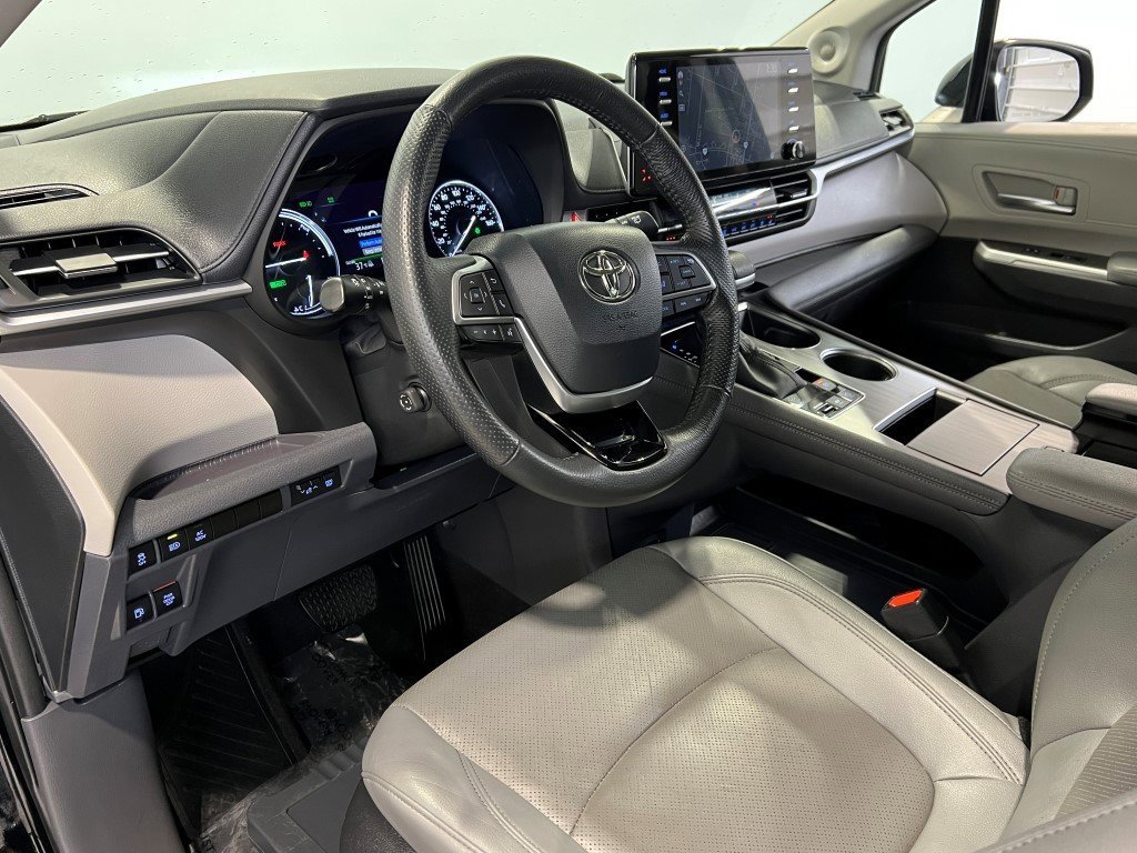Used 2023 Toyota Sienna Limited image 34