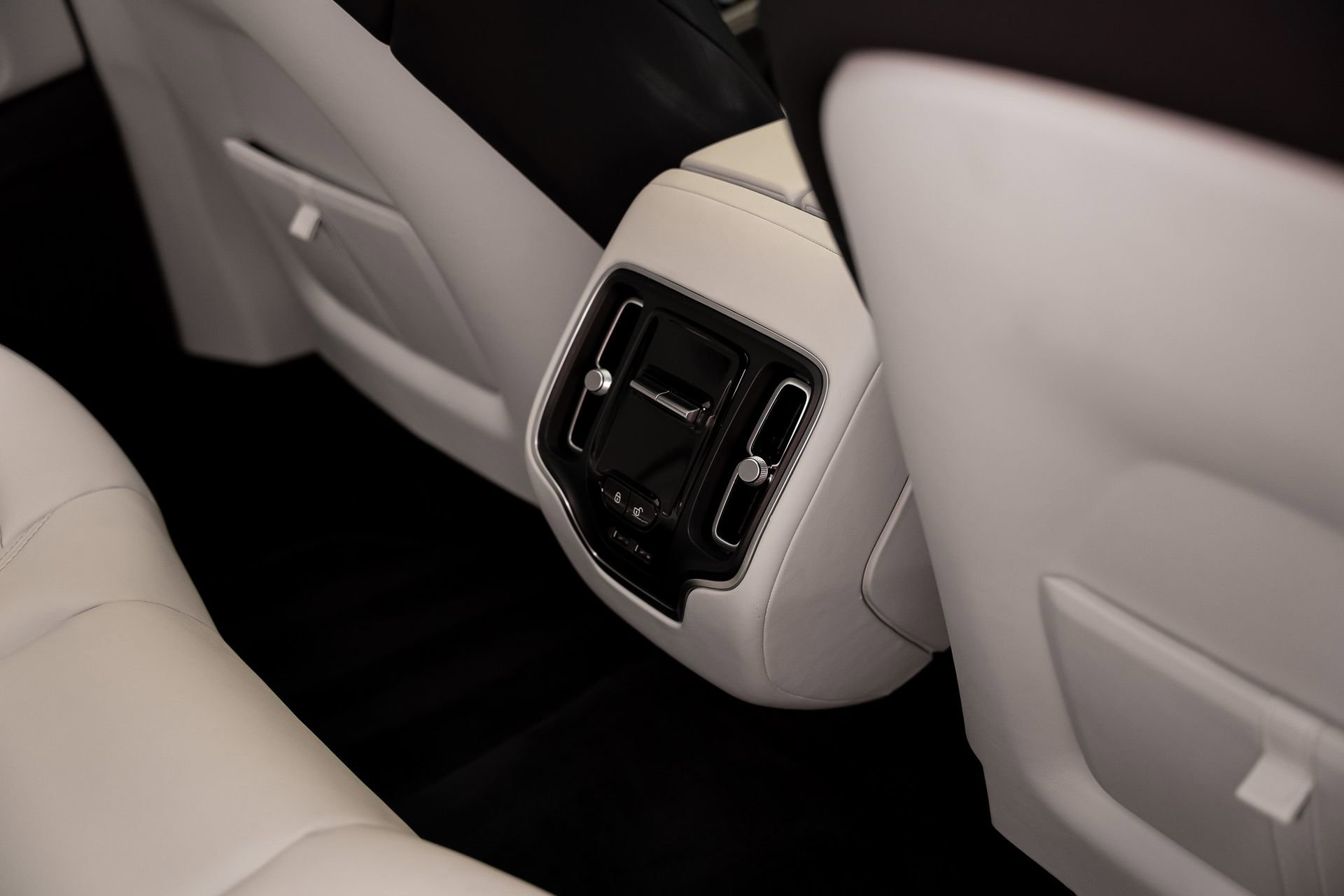 Used 2023 Aston Martin DBX AWD/4WD image 68