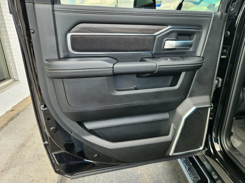 New 2026 RAM 2500 Laramie AWD/4WD image 17