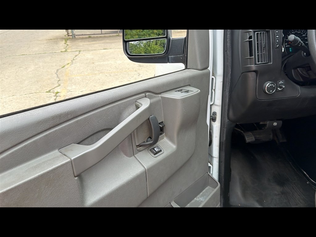 Used 2017 Chevrolet Express 2500 RWD image 7