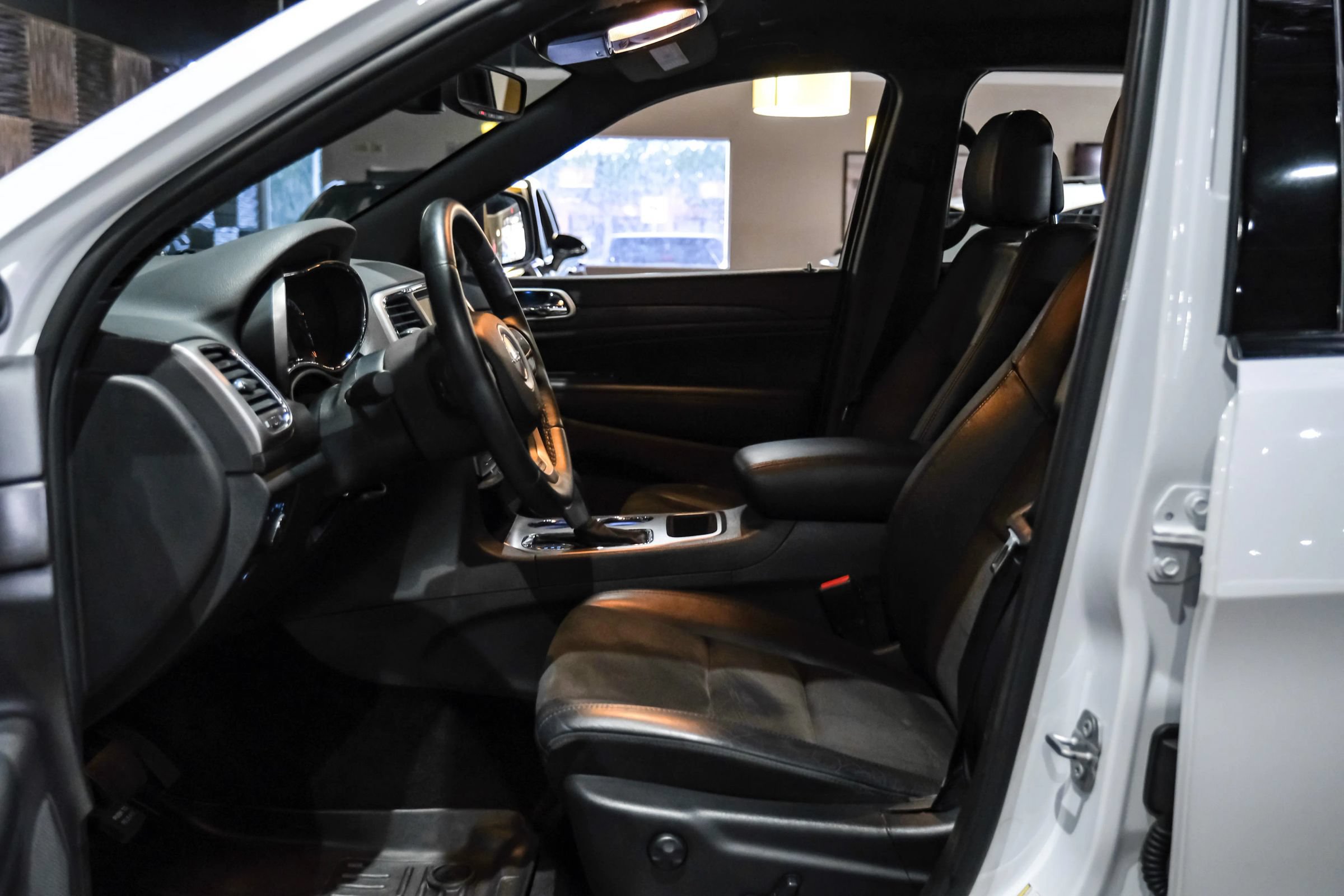 Used 2018 Jeep Grand Cherokee Altitude AWD/4WD image 4