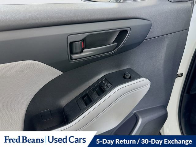Certified 2020 Toyota Highlander L image 31