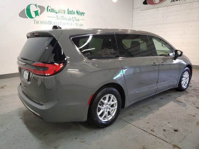 Used 2023 Chrysler Pacifica Touring-L FWD image 7
