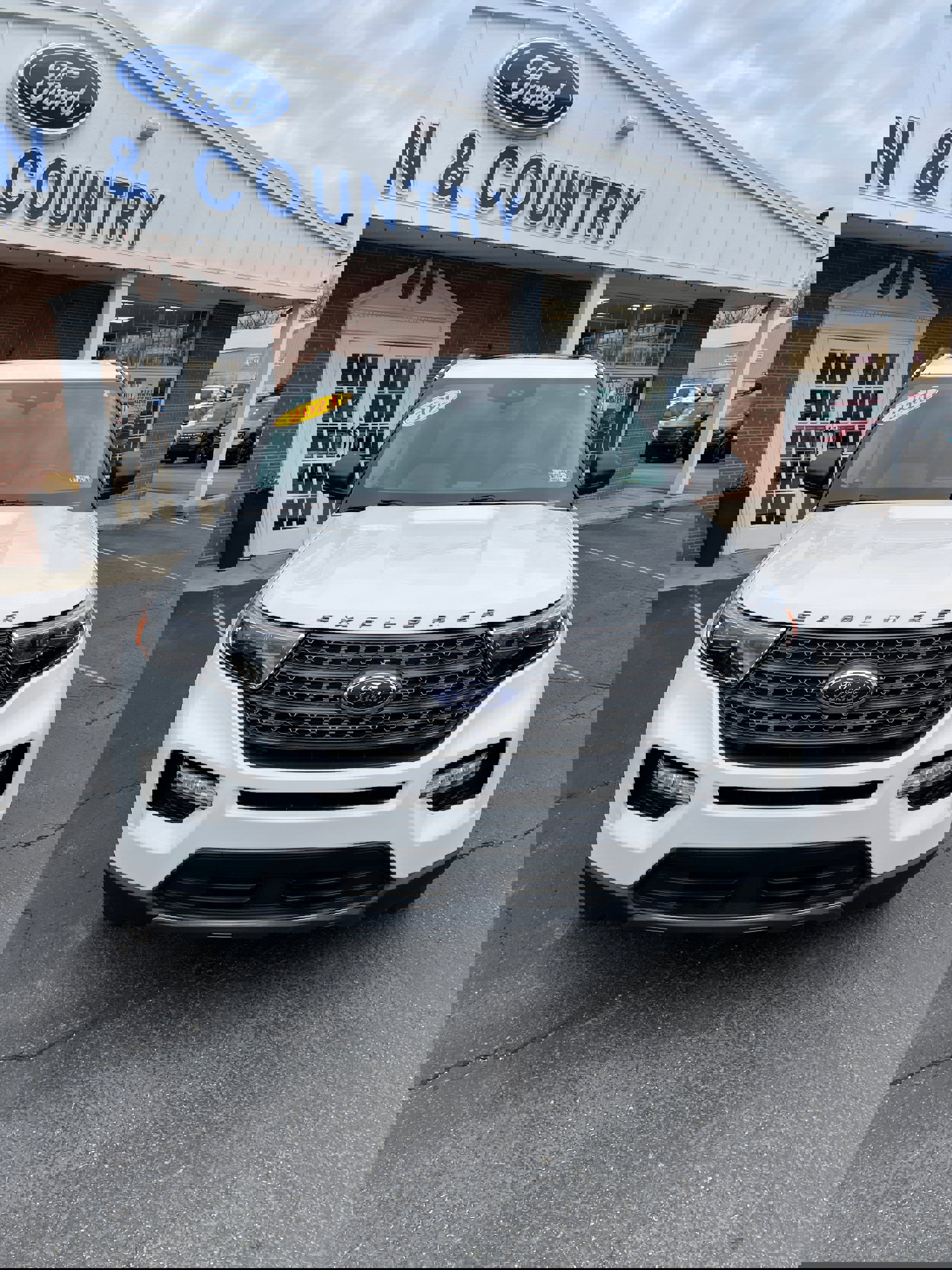 Used 2021 Ford Explorer XLT w/ Equipment Group 202A image 3