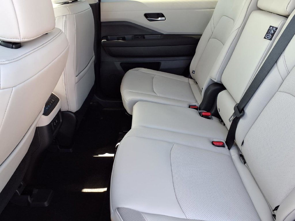 New 2026 Nissan Pathfinder SL FWD image 10