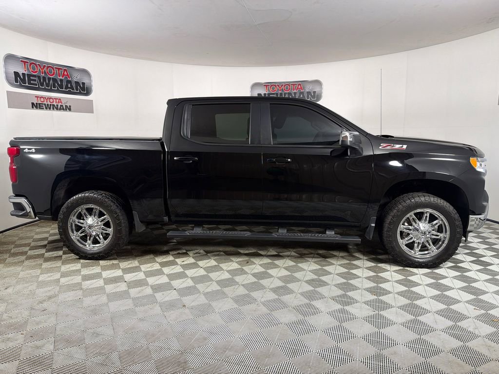 Used 2023 Chevrolet Silverado 1500 LT w/ Z71 Off-Road Package image 2