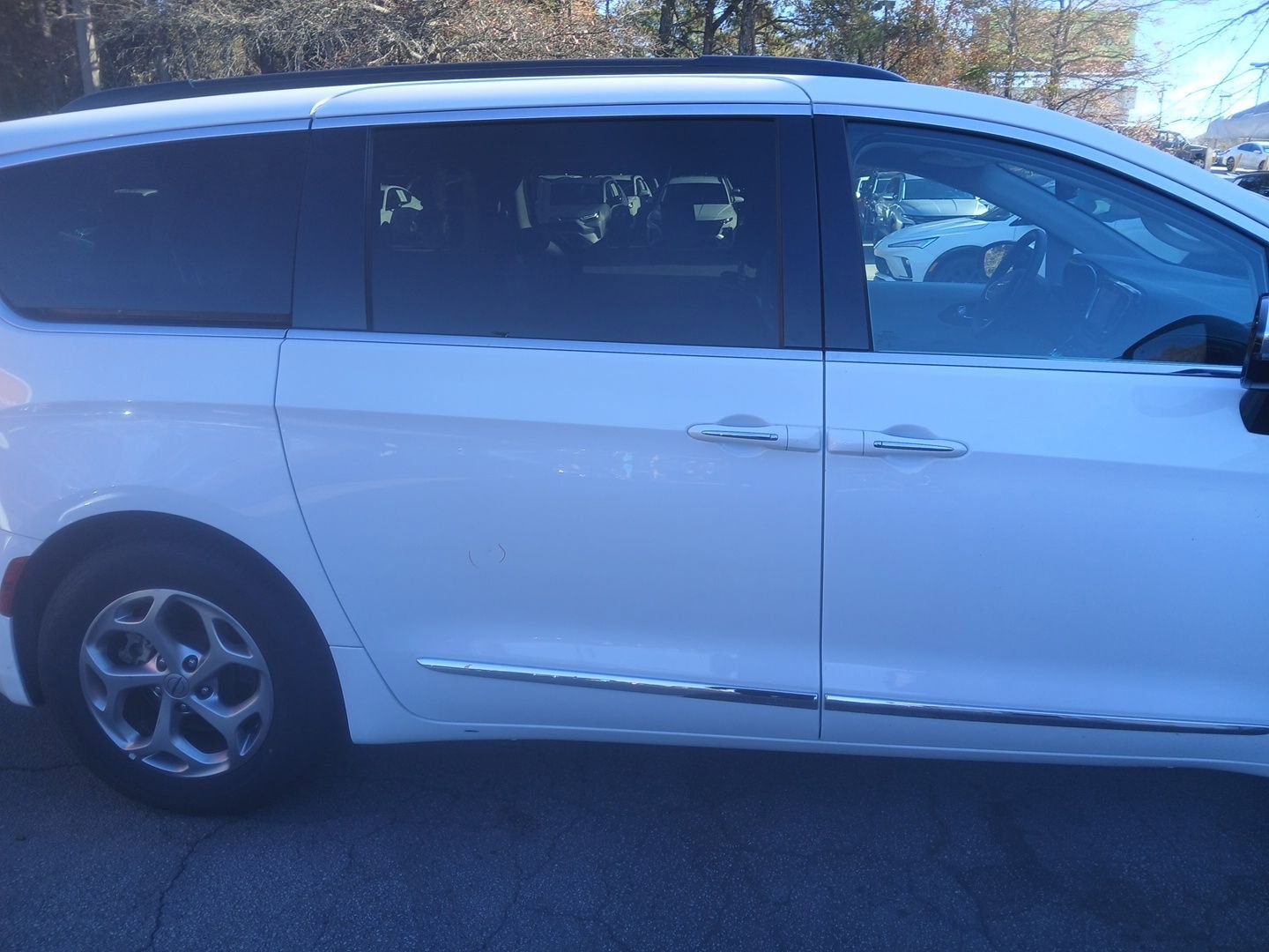 Used 2023 Chrysler Pacifica Limited image 8