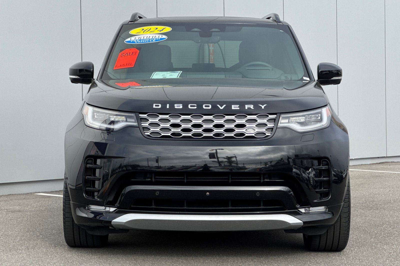 Certified 2024 Land Rover Discovery Metropolitan Edition image 8